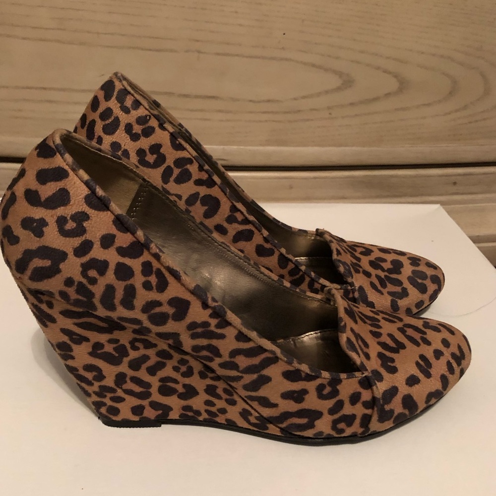 Kenneth Color leopard wedges